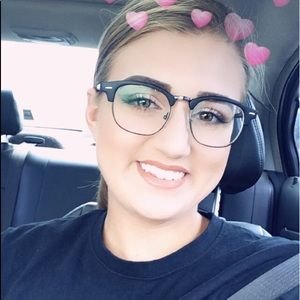 Meet your Posher, Larissa